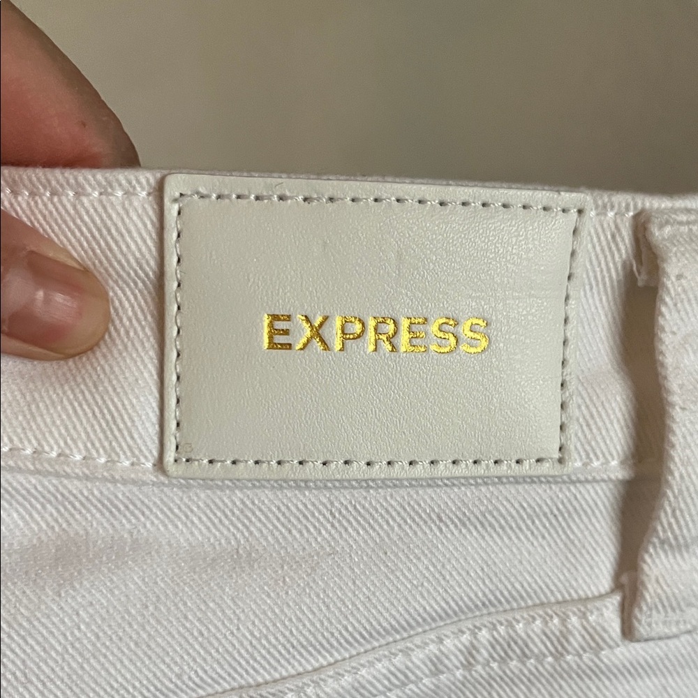 Express Women’s 8R White Boyfriend Fit Distressed Jeans NWT - Picture 4 of 7